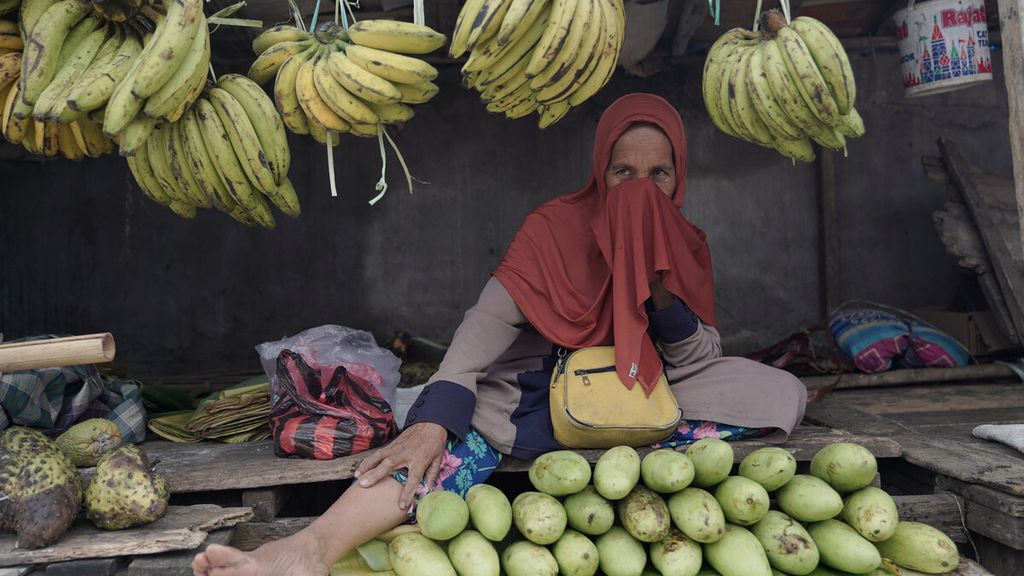 Pedagang buah-buahan menunggu pembeli di Pasar Baru, Mamuju, Sulawesi Barat, Selasa (19/1/2021).