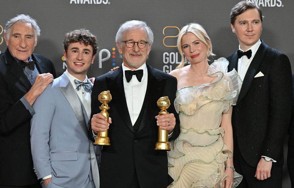 Steven Spielberg (tengah) berpose bersama aktris Judd Hirsch (kiri), aktor dari Kanada Gabriel LaBelle (kedua dari kiri),  Michelle Williams (kedua dari kanan) dan Paul Dano (paling kanan) di ruang pers saat Golden Globe ke-80 di Hotel Beverly Hilton, California, AS, Selasa (10/1/2023). 