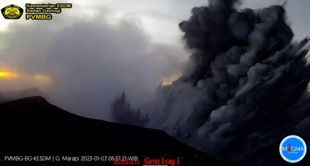Gunung Marapi di perbatasan Agam dan Tanah Datar, Sumatera Barat, mengalami erupsi, Sabtu (7/1/2023) pukul 06.11. Ketinggian kolom abu sekitar 300 meter. Sumber: PVMBG