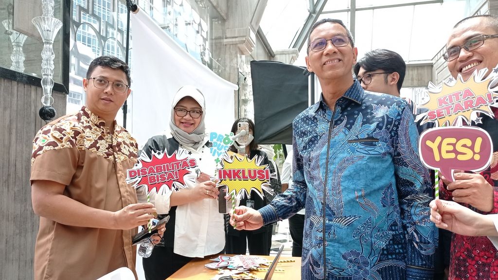 Penjabat Gubernur DKI Jakarta Heru Budi Hartono dalam peresmian inisiatif Rumah Digital untuk Disabilitas yang meluncurkan platform Productive+ yang berkolaborasi dengan FELLO, Jumat (4/11/2022).