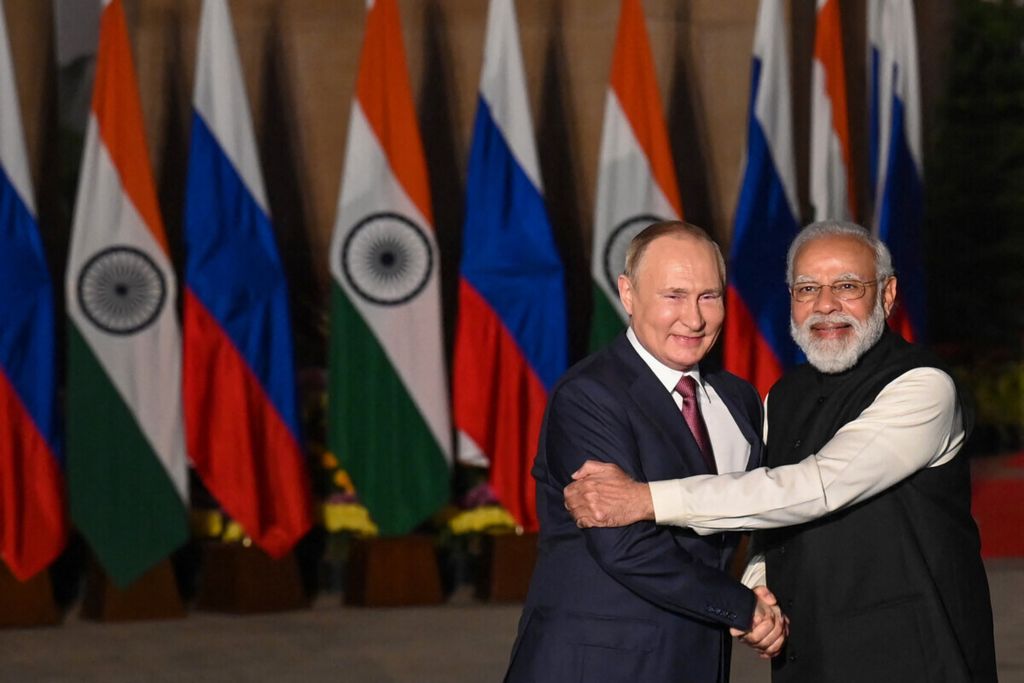 Perdana Menteri India Narendra Modi menyambut Presiden Rusia Vladimir Putin (kiri) di New Delhi, India, pada 6 Desember 2021. Mereka akan kembali bersua di Samarkand, Uzbekistan, kala menghadiri KTT SCO, 15-16 September 2022.