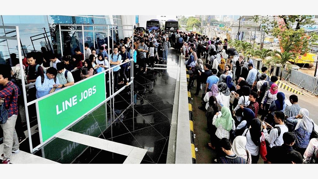 Pencari kerja berburu lowongan pekerjaan dalam Mega Career Expo di Gedung Smesco, Jakarta, Kamis (7/12/2017).