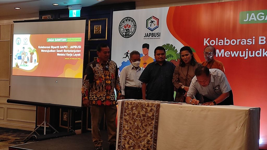 Ketua Umum Gapki Joko Supriyono menandatangani deklarasi kolaborasi bipartit sawit berkelanjutan dengan Japbusi di Jakarta, Kamis (16/2/2023).