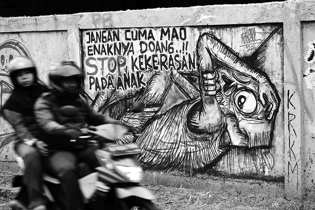 Pesan untuk menghentikan kekerasan terhadap anak terwujud dalam mural di Jalan Raya Meruyung, Depok, Jawa Barat, Sabtu (19/3/2016).