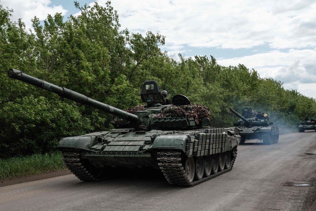 Tank-tank tempur utama Ukraina melaju di sebuah jalan dekat Bakhmut, Ukraina timur, 15 Mei 2022. 