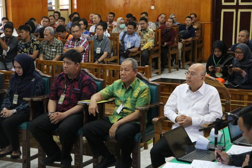 Mantan Wali Kota Medan Dzulmi Eldin (kanan) diperiksa sebagai terdakwa tindak pidana korupsi di Pengadilan Negeri Medan, Sumatera Utara, Kamis (9/1/2020). 