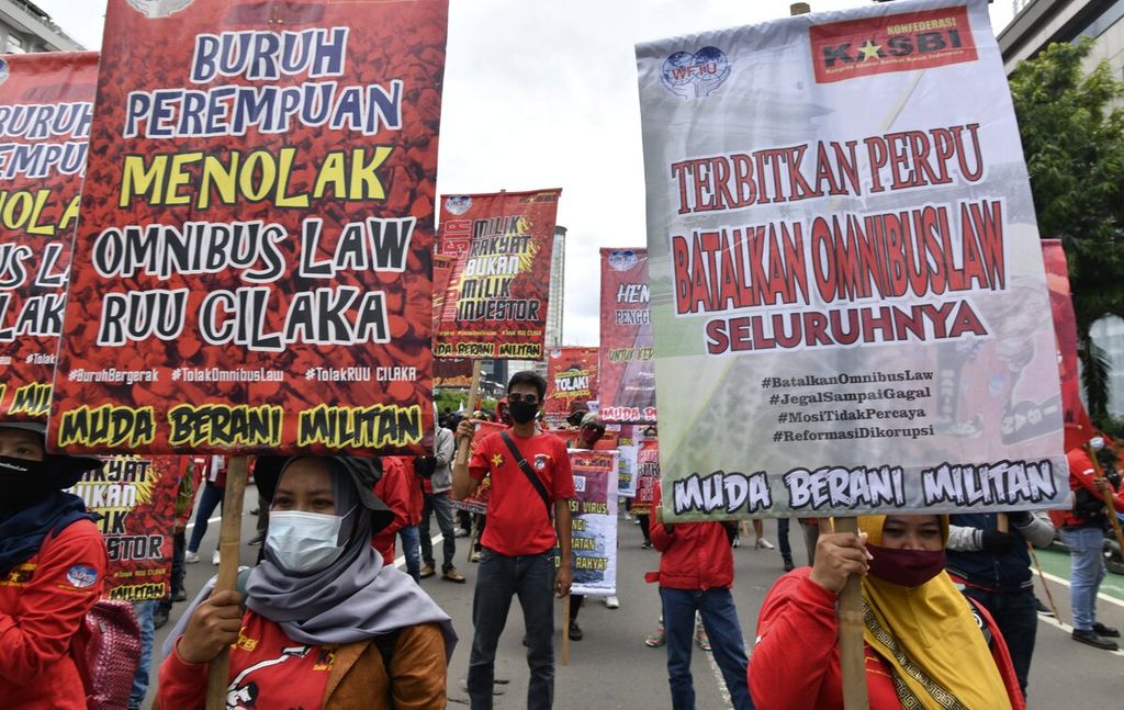 Poster bertuliskan penolakan atas UU Cipta Kerja dibawa massa buruh saat melakukan aksi bersama menolak UU CIpta Kerja di Jakarta, Kamis (22/10/2020). Pasca pengesahan RUU CIpta Kerja oleh DPR pada awal Oktober lalu, gelombang aksi penolakan terus disuarakan oleh para buruh dan elemen masyarakat di Jakarta dan sejumlah daerah lain di Indonesia.