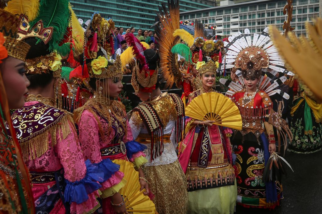 Peserta parade bersiap melayani warga yang ingin berfoto dalam acara Kick Off Keketuaan ASEAN Indonesia 2023 di Bundaran HI, Jakarta, Minggu (29/1/2023). Presiden Joko Widodo resmi membuka keketuaan Indonesia di ASEAN 2023. Acara tersebut menjadi pembuka dari rangkaian kegiatan Konferensi Tingkat Tinggi (KTT) ASEAN pada Mei 2023 di Labuan Bajo dan KTT ASEAN Plus di Jakarta pada September 2023. 