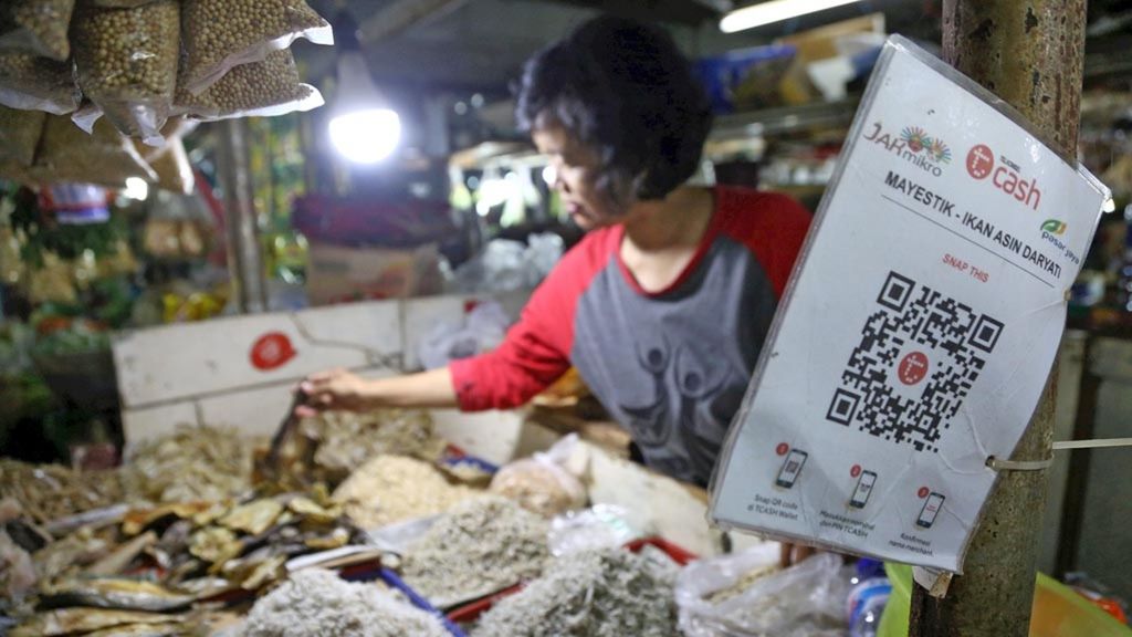 <i>Barcode</i> dari layanan uang elektronik Telkomsel di lapak pedagang di Pasar Mayestik, Jakarta Selatan, Kamis (18/10/2018). 
