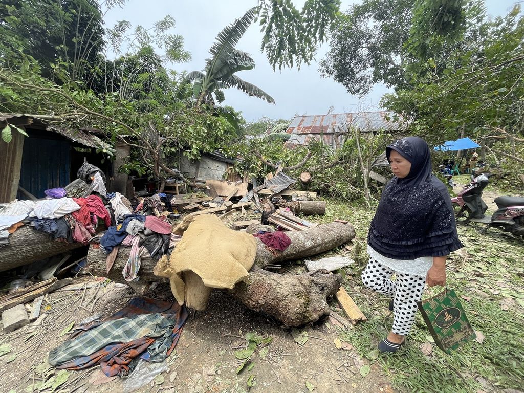 Tetangga mengunjungi kediaman Mujiati (65), warga Watulondo, Puuwatu, Kendari, Sulawesi Tenggara, yang meninggal setelah tertimpa pohon tumbang, Senin (6/3/2023). Cuaca ekstrem melanda wilayah Kendari dan sekitarnya pada Minggu (5/3/2023) petang yang berdampak pada sejumlah korban jiwa dan kerusakan bangunan di banyak tempat. BMKG memperingatkan agar warga tetap waspada selama beberapa hari ke depan.