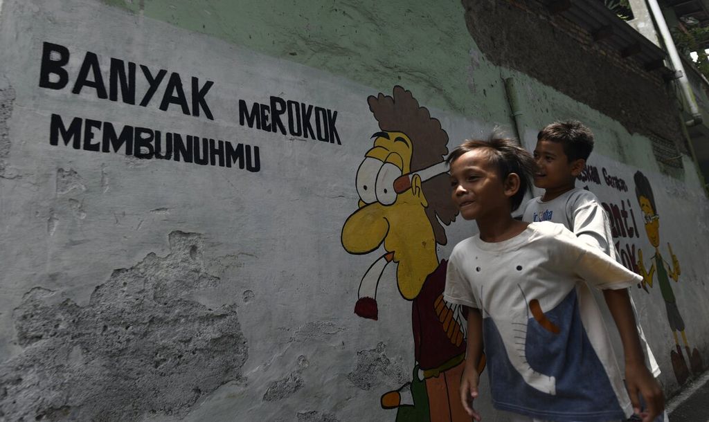 Mural bertema kawasan bebas asap rokok menghiasi permukiman warga di lingkungan RW 006 Kelurahan Kayu Manis, Matraman, Jakarta Timur, awal Oktober 2021. 