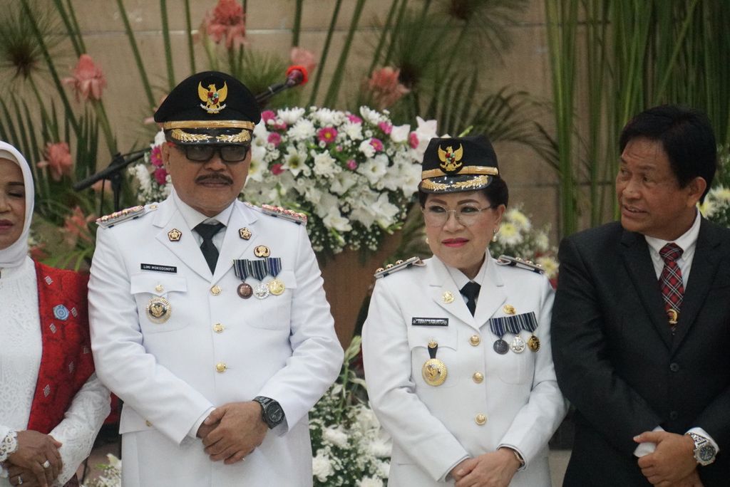 Penjabat Bupati Bolaang Mongondow Limi Mokodompit (kedua dari kiri) dan Penjabat Bupati Kepulauan Sangihe Rinny Tamuntuan berfoto setelah dilantik, Minggu (22/5/2022), di Graha Gubernuran HV Worang, Manado, Sulawesi Utara.