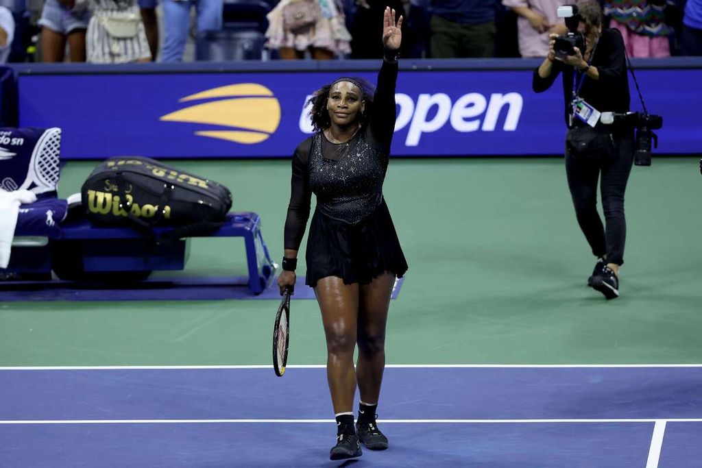 Petenis AS Serena Williams melambaikan tangan ke arah penonton yang telah mendukungnya melawan petenis Australia Ajla Tomlijanovic pada laga babak ketiga AS Terbuka di Stadion Arthur Ashe, Flushing Meadows, New York, Jumat (2/9/2022) malam atau Sabtu (3/9) pagi WIB. Serena kalah dengan skor 5-7, 7-6 (4), 1-6. Serena memutuskan mundur dari dunia tenis usai kekalahan itu. 