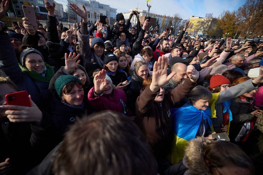  Foto yang dikeluarkan oleh Biro Pers Istana Kepresidenan Ukraina, Senin (14/11/2022), memperlihatkan antusiasme warga menyambut kehadiran Presiden Volodymyr Zelenskyy di kota tersebut, usai militer Ukraina berhasil memukul mundur militer Rusia dari kota Kherson. 