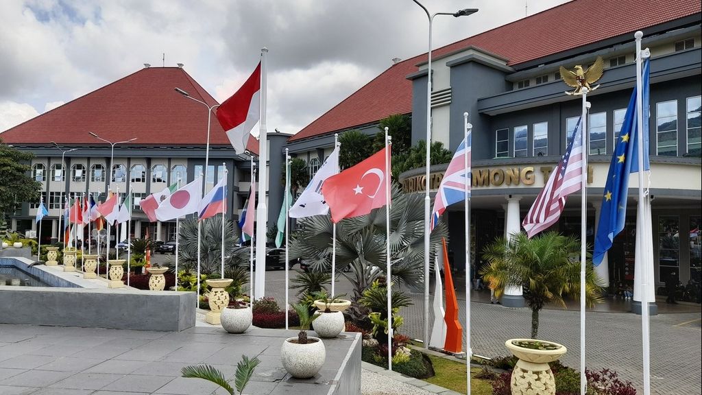 Sebanyak 20 bendera negara anggota G-20 terpasang di halaman Balai Kota Among Tani Kota Batu, Jawa Timur, sebelum perhelatan Side Event Women 20 Indonesia 2022 (W-20) pada 8-10 Maret 2022. Foto diambil Senin (7/3/2022).
