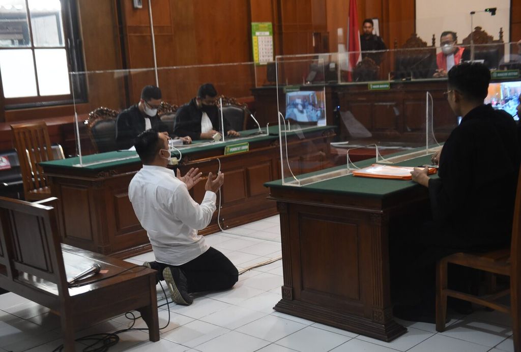 <i>Security officer</i> Suko Sutrisno berdoa seusai vonis yang diberikan kepadanya dalam sidang kasus Tragedi Kanjuruhan di Pengadilan Negeri (PN) Surabaya, Jawa Timur, Kamis (9/3/2023). Hakim Ketua Abu Achmad Sidqi Amsya menjatuhkan vonis 1 tahun dan 6 bulan kepada Abdul Haris dan vonis 1 tahun kepada Suko Sutrisno. Vonis tersebut lebih ringan dari tuntutan jaksa, yaitu 6 tahun dan 8 bulan penjara. Keduanya telah menjalani masa penahanan oleh penyidik Polda Jatim sejak 24 Oktober 2022 lalu hingga saat ini selama proses persidangan. 