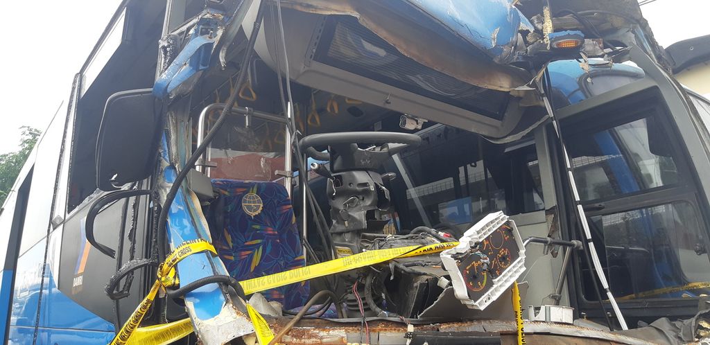 Bangkai bus Transjakarta yang rusak karena bertabrakan dalam insiden di Jalan Letjen MT Haryono, Jakarta Timur, Senin (25/10/2021). Kecelakaan terjadi karena sopir berinisial J diduga kuat menabrak karena alami serangan epilepsi .
