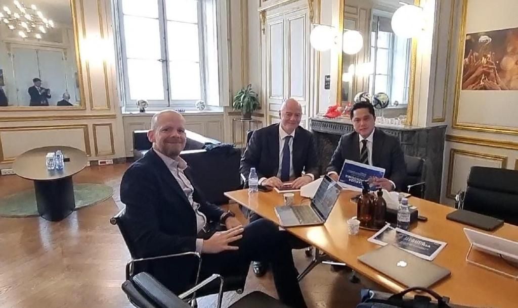 FIFA President Gianni Infantino (center) poses with the Chairman of the Indonesian Football Association (PSSI), Erick Thohir (right), after a meeting on Thursday (6/4/2023) in Paris, France. The meeting discussed the plans for the transformation of Indonesian football and the decision on the sanctions for PSSI. FIFA then appointed Indonesia as the host of the 2023 U-17 World Cup on Friday night (23/6).