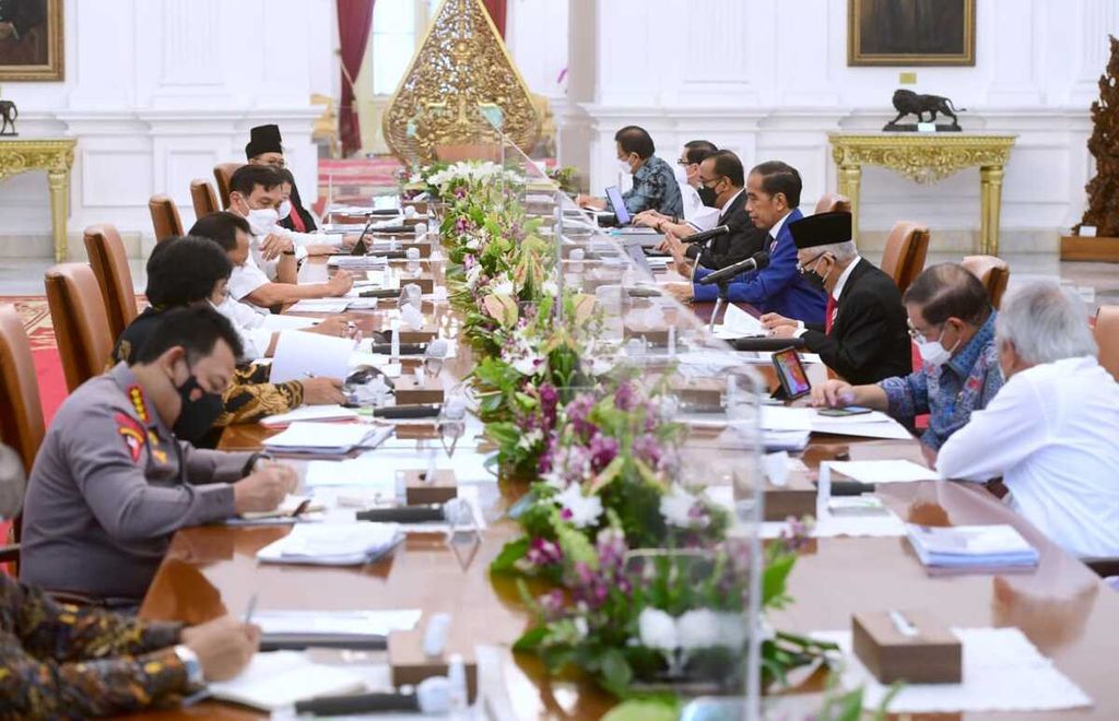 Presiden Joko Widodo dan Wakil Presiden Ma'ruf Amin memimpin rapat terbatas mengenai pertanahan di Ibu Kota Negara (IKN) Nusantara, Kamis (10/3/2022), di Istana Merdeka, Jakarta. 