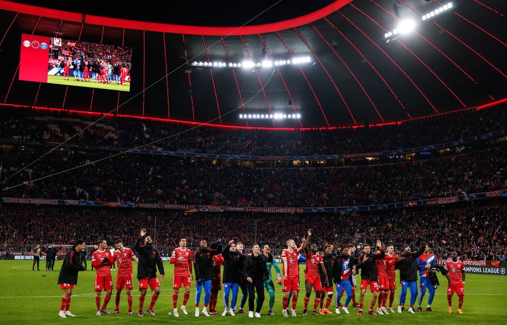 Para pemain Bayern Muenchen merayakan kemenangan atas klub kuat Paris Saint-German pada laga kedua babak 16 besar Liga Champions yang digelar di Munich, Jerman, Rabu (8/3/2023).  
