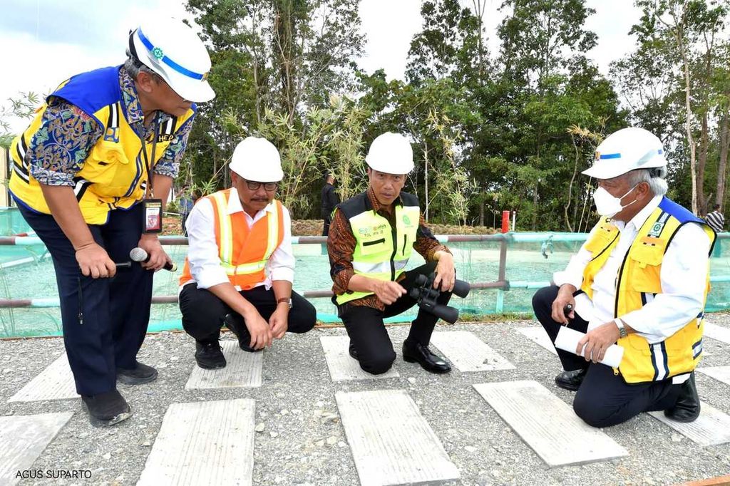 Presiden Joko Widodo meninjau pembangunan pembangunan Jalan Tol Balikpapan ke kawasan inti IKN, Rabu (22/2/2023). Jalan ini ditarget rampung pada akhir 2024.