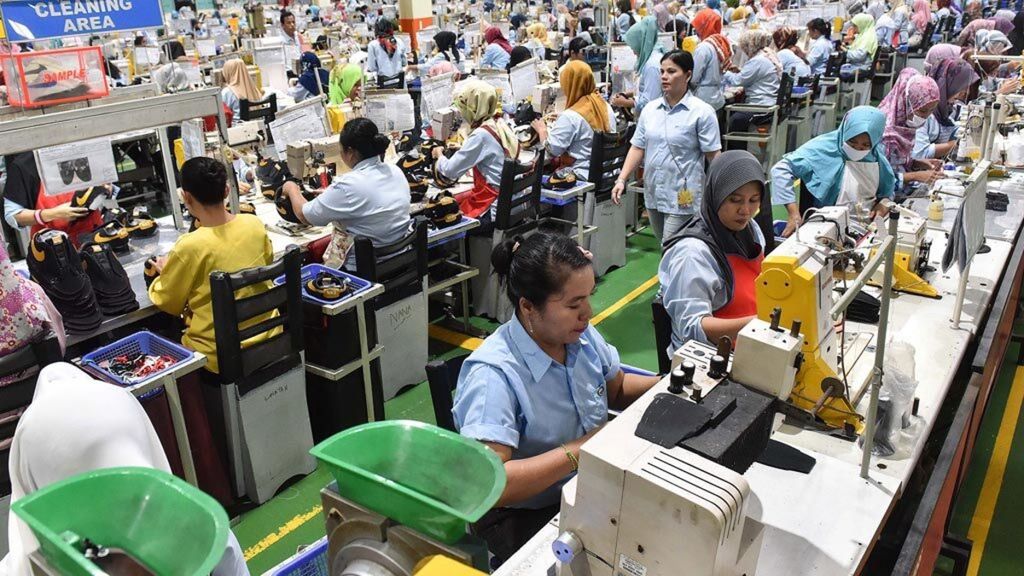 Pekerja menyelesaikan produksi sepatu di industri pembuatan sepatu di Cikupa, Tangerang, Banten, Selasa (30/4/2019). Pabrik tersebut mempekerjakan sebanyak 150.000 orang.