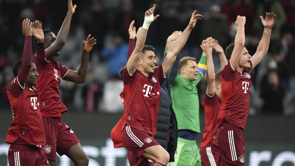 Selebrasi para pemain Bayern Muenchen di hadapan suporter yang menyaksikan pertandingan kedua babak 16 besar Liga Champions melawan RB Salzburg di Allianz Arena, Jerman, Rabu (9/3/2022) dini hari WIB. Muenchen menang 7-1 dan lolos ke babak perempat final setelah unggul agregat 8-2. Kemenangan dengan tujuh gol atau lebih ini menjadi yang ketujuh kalinya bagi Bayern Muenchen di Liga Champions. 