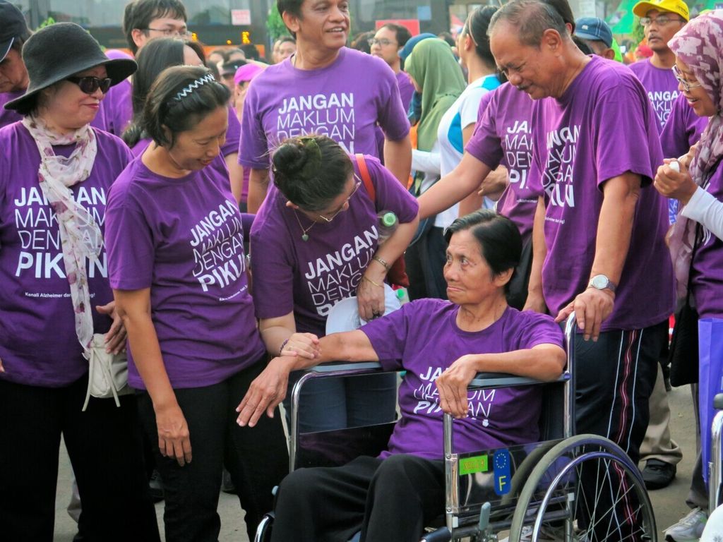 Ibu dengan demensia alzheimer, Tien Suharya, mengikuti kegiatan Jalan Sehat Peduli Alzheimer di Jakarta. Ia  ditemani suaminya, Yaya Suharya, 2014.