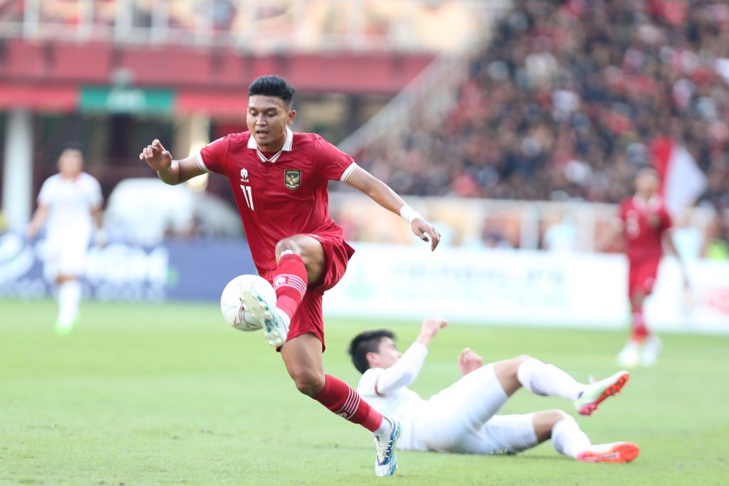 Indonesian national team player, Marselino Ferdinan Philipus, tries to control the ball after being successfully snatched from a Vietnamese player in the AFF Cup semifinal match leg 1 at Gelora Bung Karno Main Stadium, Senayan, Jakarta, Friday (6/1/2023). The match ended in a draw, 0-0. Indonesia will visit Vietnam in the second leg match on Monday (9/1/2023).