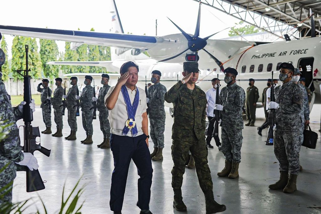 Foto yang dirilis Istana Kepresidenan Filipina, Selasa (28/2/2023), Presiden Filipina Ferdinand Marcos Jr berjalan di hadapan anggota Angkatan Udara Filipina saat berkunjung ke Pangkalan Udara Brigjen Benito N Euben di Kota Lapu-Lapu, Provinsi Cebu. 