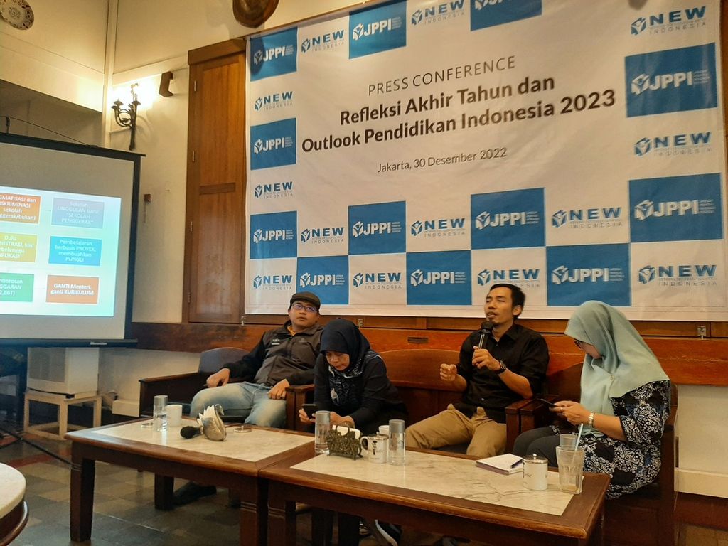 Koordinator Nasional Jaringan Pemantau Pendidikan Indonesia (JPPI), Ubaid Matraji (tengah), saat diskusi Refleksi Akhir Tahun dan Outlook Pendidikan Indonesia 2023, di Jakarta, Jumat (30/12/2022).