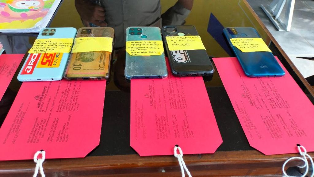 Barang bukti sejumlah telepon seluler yang dipakai untuk melakukan percakapan terkait transaksi prostitusi di Kabupaten Purworejo.