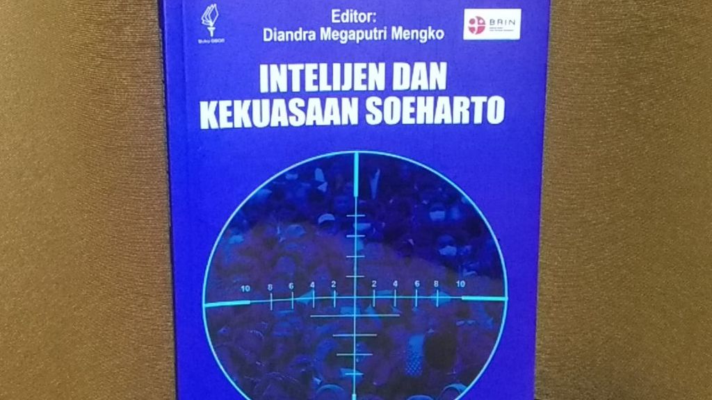 Halaman muka buku <i>Intelijen dan Kekuasaan Soeharto</i>