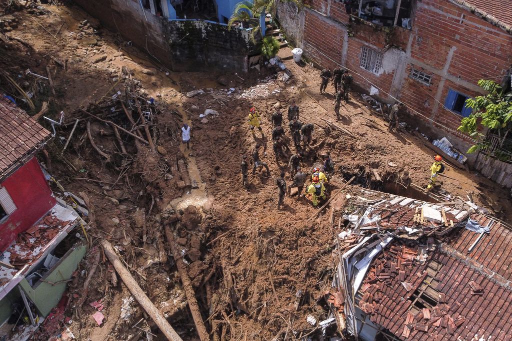 Pemandangan udara memperlihatkan petugas penyelamat di tengah kerusakan parah akibat tanah longsor yang dipicu hujan deras di Barra do Sahy, Sao Sebastiao, Negara Bagian Sao Paulo, Brasil, 21 Februari 2023. 