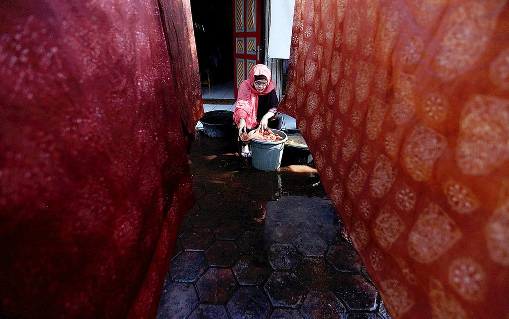 Proses mencuci batik yang diberi pewarna alami di sentra batik Betawi di Palbatu, Jakarta Selatan, Rabu (31/8/2016). Batik Palbatu memproduksi batik-batik tulis motif baru khas Betawi.