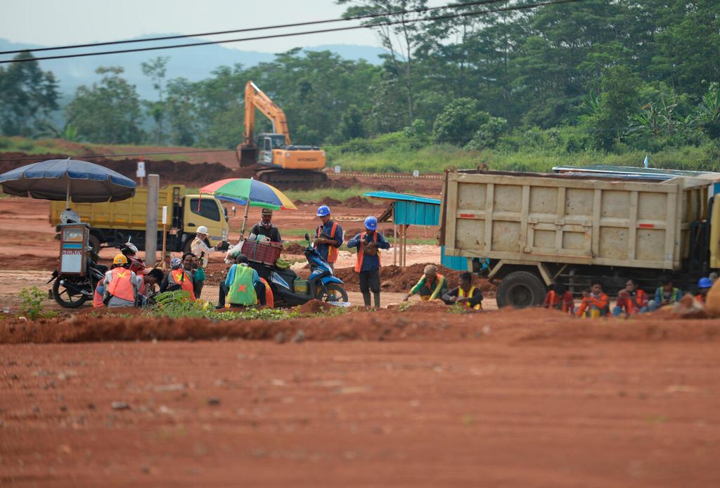 Pekerja proyek kawasan industri beristirahat dengan membeli makanan dan minuman dari pedagang keliling di Kecamatan Tulis, Kabupaten Batang, Jawa Tengah, Senin (13/6/2022). 