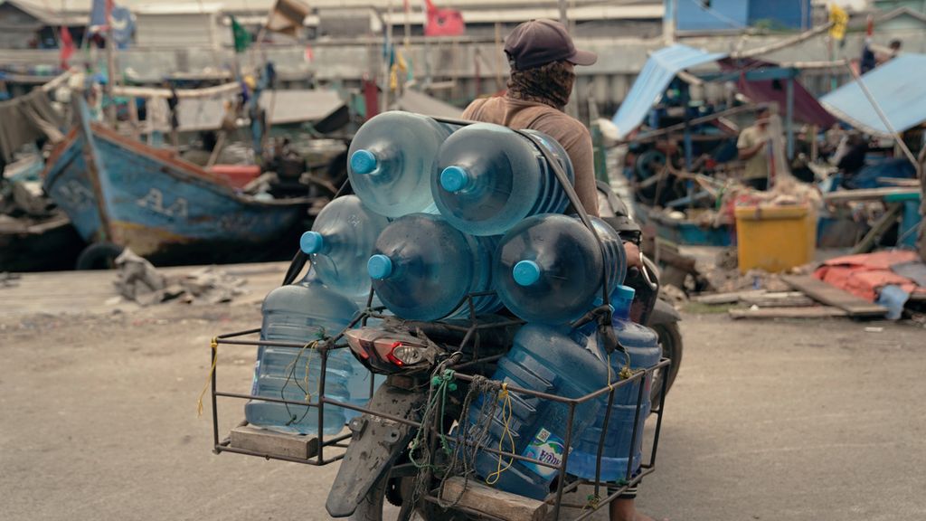 Pekerja membawa galon air kemasan berbahan polikarbonat di Cilincing, Jakarta Utara, Rabu (21/9/2022). 