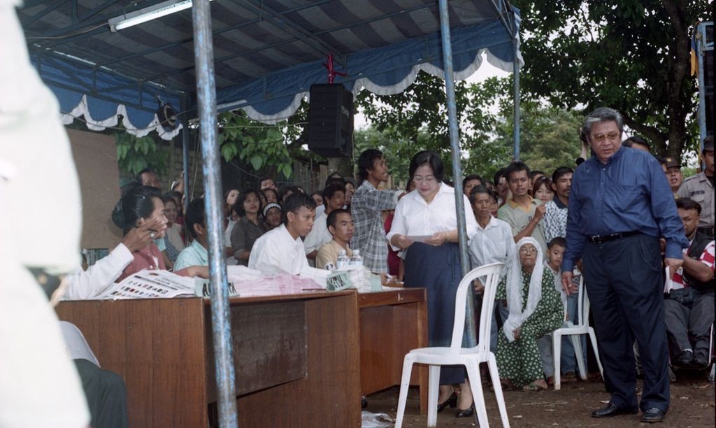 Megawti Soekarnoputi didampingi suaminya Taufik Kiemas dan Kartika, melakukan pencoblosan di TPS 18 Kelurahan Kebagusan, Jakarta Selatan (7/6/1999).