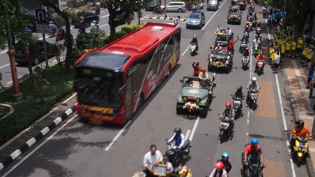 Suroboyo Bus melintasi Jalan Raya Darmo di Surabaya, Jawa Timur, Rabu (1/3/2023). Metropolitan terbesar setelah Jakarta yang juga ibu kota Jatim ini memerlukan lebih banyak layanan angkutan umum, seperti Suroboyo Bus dan Trans Semanggi Suroboyo (Teman Bus), serta kereta api komuter. 