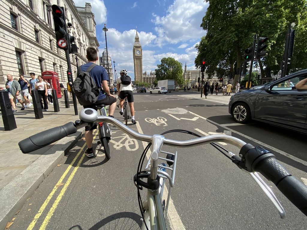 Suasana di jalur khusus sepeda di Parlement Square, London, Inggris, Agustus 2022. Selain sehat dan hemat, gowes di London, Inggris, menjadi cara untuk menjelajah kota.