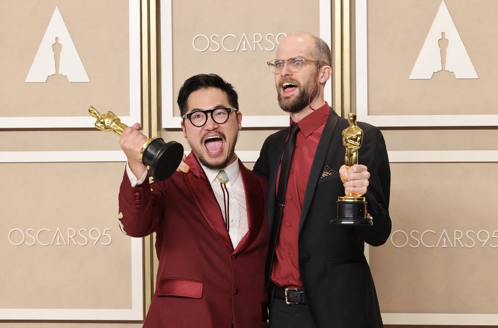 Duo sutradara asal AS, Daniel Kwan (kiri) dan Daniel Scheinert, berfoto bersama di ruang media setelah memenangi kategori Sutradara Terbaik untuk film <i>Everything Everywhere All at Once </i>dalam malam penganugerahan 95 Annual Academy Awards di Ovation Hollywood, Hollywood, California, AS, Minggu (12/3/2023) waktu setempat. 