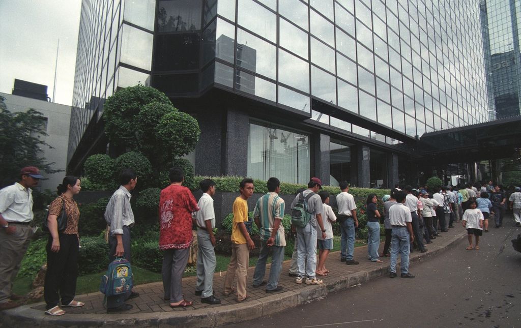 Antrean nasabah Bank BCA yang akan mengambil uang baik secara langsung maupun dari ATM di Kantor Pusat BCA Jalan Sudirman, Jakarta, Mei 1998. 