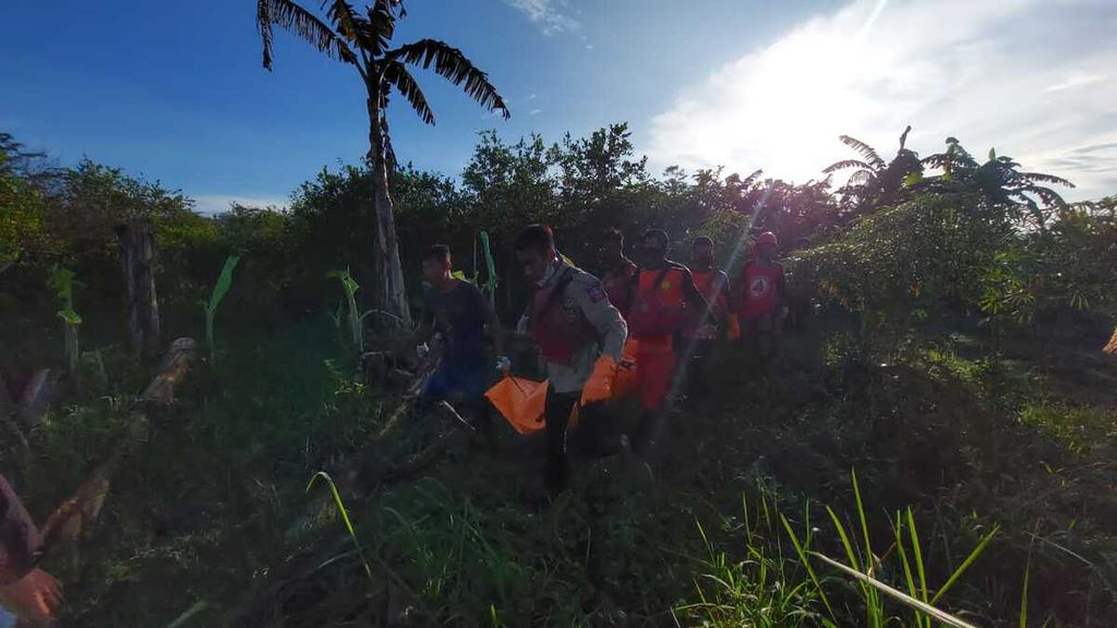 Tim SAR gabungan menemukan seorang pemancing yang tenggelam di Sungai Kacangan, Purbalingga, Jawa Tengah, Jumat (3/6/2022), dalam kondisi meninggal. Satu korban lain masih dalam pencarian.