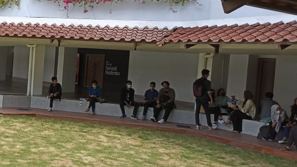 Mahasiswa beraktivitas di Fakultas Ekonomi Universitas Sumatera Utara di Medan, Rabu (19/1/2022). Pembelajaran tatap muka di USU kini ditutup kembali dan dialihkan menjadi pembelajaran daring setelah ditemukan lebih dari 100 kasus positif Covid-19 di kampus itu. 