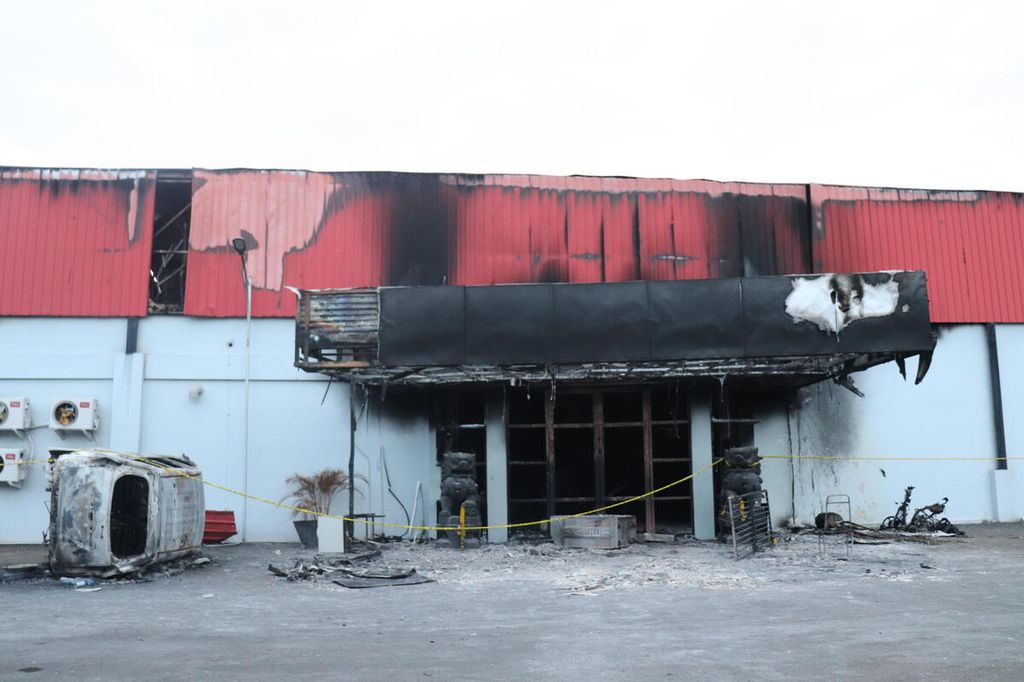 Kondisi tempat hiburan malam Double O di Distrik Sorong Timur, Kota Sorong, Papua Barat yang dibakar dan menewaskan 17 orang.