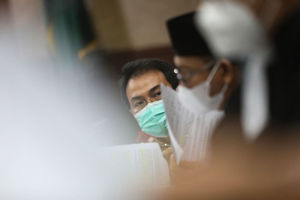 Mantan Wakil Ketua DPR, Azis Syamsuddin, mendengarkan kesaksian Maskur Husain dalam persidangan di Pengadilan Tindak Pidana Korupsi (Tipikor), Jakarta, Senin (20/12/2021). 
