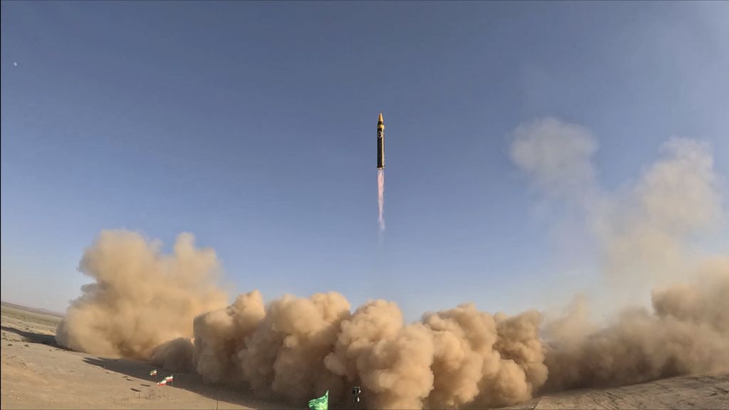 Foto yang dirilis Kementerian Pertahanan Iran, Kamis (25/5/2023), memperlihatkan rudal Khorramshahr generasi ke-4 meluncur ke udara di sebuah lokasi peluncuran yang dirahasiakan. 