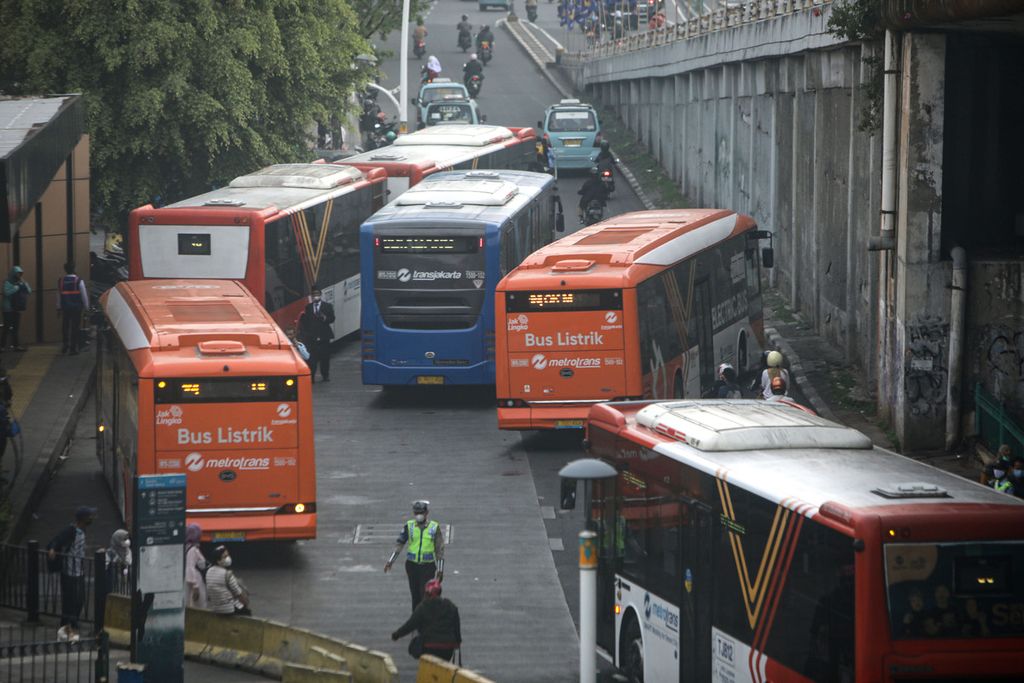 Sejumlah bus Transjakarta bersiap mengangkut penumpang di kawasan Stasiun Terpadu Tanah Abang, Jakarta, Selasa (8/11/2022). Dinamakan stasiun terpadu karena mengintegrasikan stasiun kereta dengan berbagai jenis transportasi umum lainnya, seperti ojek, bajaj, bus, taksi, dan angkutan kota. 
