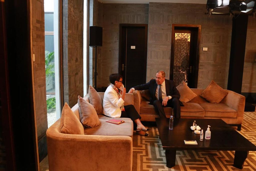 Menteri Luar Negeri RI Retno Marsudi dan Menteri Luar Negeri Rusia Sergey Lavrov bertemu di Anhui, China pada Rabu (30/3/2022). Retno dan Lavrov di sana untuk mengikuti pertemuan para tetangga Afghanistan. Pertemuan itu diselenggarakan China