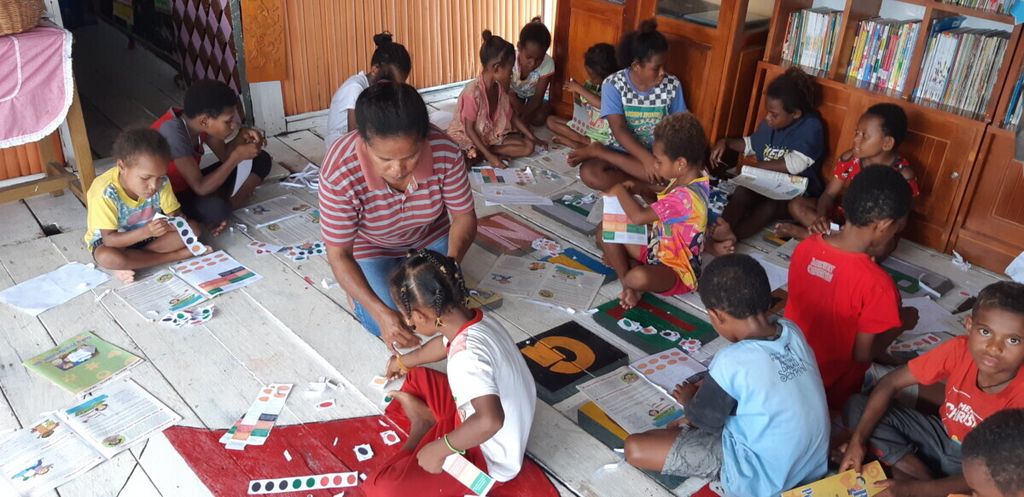 Solis Hanny Felle sebagai mengajar anak-anak di Rumah Baca Yoboy di Kabupaten Jayapura, Papua, Rabu (3/2/2021).